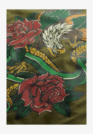 Olijfgroene stof met een gedurfde grafische print van rode rozen, een witte adelaar en een slang in gele en groene tinten, waarbij de ingewikkelde details worden benadrukt.