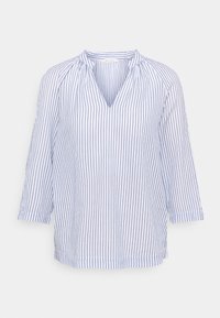 Blouse blanche à rayures verticales bleues, col en V et manches trois-quarts. Confectionnée en tissu léger avec une texture subtile.