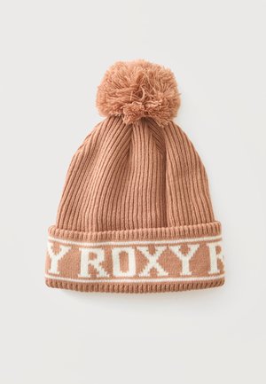 Gorro de punto marrón acanalado con pompón en la parte superior y "ROXY" escrito en blanco en el borde doblado.
