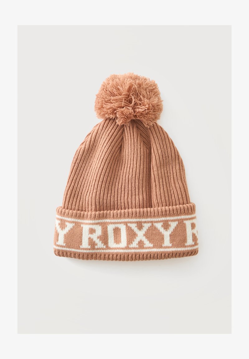 Gorro de punto marrón acanalado con pompón en la parte superior y "ROXY" escrito en blanco en el borde doblado.
