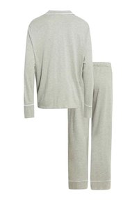 Lysegrå bomulds pajamasæt med en langærmet top med krave og hvid piping, kombineret med matchende bukser med elastisk talje.