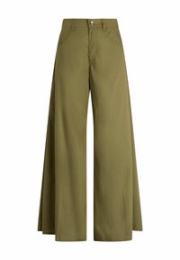 Pantalons plissés en tissu vert olive, dotés d'une coupe décontractée, de poches, d'une fermeture à bouton et d'une texture lisse.