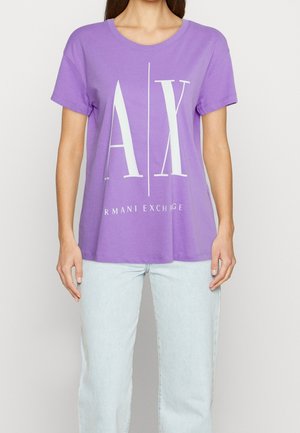 Fialové bavlněné tričko s krátkými rukávy, s velkou bílou grafikou "AX" na přední straně a textem "ARMANI EXCHANGE" pod ní.