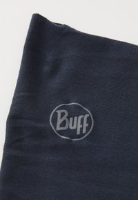Marine-stoff halsrør med en teksturert overflate. Har et sirkulært logo med "Buff" i en fremtredende hvit skrift.