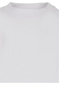 T-shirt blanc uni à col rond, plié à plat sur un fond blanc, ne montrant que le haut de la poitrine et l'encolure.