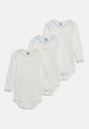 Trois bodies blancs manches longues pour bébé avec des finitions colorées en jaune, vert et bleu, chacun avec un petit texte brodé sur la poitrine.