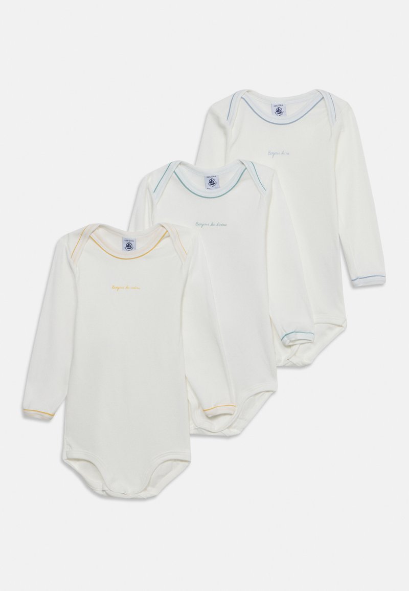 Trois bodies blancs manches longues pour bébé avec des finitions colorées en jaune, vert et bleu, chacun avec un petit texte brodé sur la poitrine.