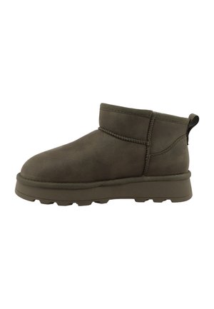Bottine d'hiver en daim marron foncé, basse à la cheville, avec semelle épaisse et languette de tirage au talon, présentée de profil sur fond blanc.