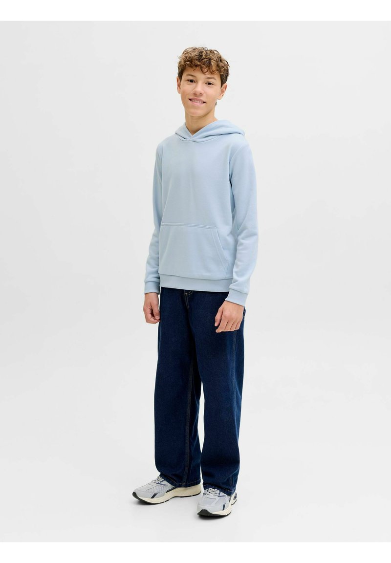 Sudadera con capucha azul claro con bolsillo frontal, mangas largas y capucha con cordón, combinada con jeans de pierna ancha azul oscuro y zapatillas grises.