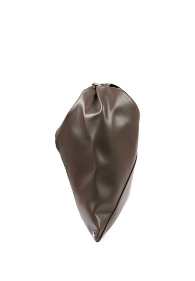 Pochette en cuir brun foncé, souple, avec un dessus froncé et une finition lisse, présentée sur un fond blanc.
