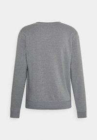 Grauer Pullover mit Rundhalsausschnitt, langen Ärmeln und gerippten Bündchen sowie Saum. Hergestellt aus einem weichen, strukturierten Stoff mit einem schlichten Design.
