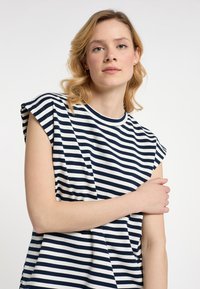 Stripet T-shirt i marineblå og hvid bomuld, med korte, strukturerede ærmer og en rund halsudskæring med en afslappet pasform.