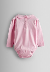 Hosszú ujjú baba body puha rózsaszín pamutból, kerek nyakkal, hullámos széllel és három gombbal a hátsó részén.