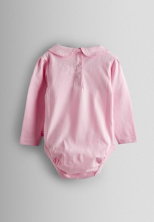 Langærmet baby bodystocking i blød lyserød bomuld, med en rund krave med bølgede kanter og tre trykknapper i ryggen.