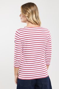 Rød- og hvidstribet langærmet skjorte med rund halsudskæring og trekvartærmer, lavet af et blødt, fleksibelt materiale.