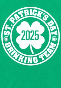 Camiseta de algodón verde con un gráfico circular blanco que presenta un trébol, el texto "DÍA DE SAN PATRICIO", "2025" y "EQUIPO DE BEBIDA" en negrita.