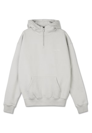 Haut à capuche gris clair en tissu doux, avec un zipper demi-long à l'avant, une poche kangourou, des poignets côtelés et un petit logo blanc sur la poitrine.