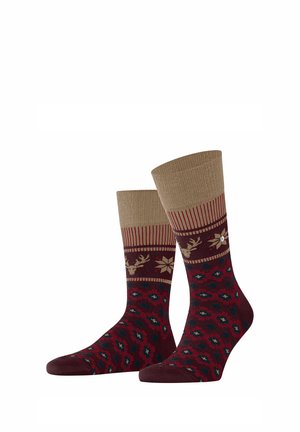 Stricksocken mit einem hellbraunen Rippenbund, burgunderfarbenem Körper, der mit floralen Mustern in Grün und Beige sowie Rentieren und geometrischen Akzenten verziert ist.