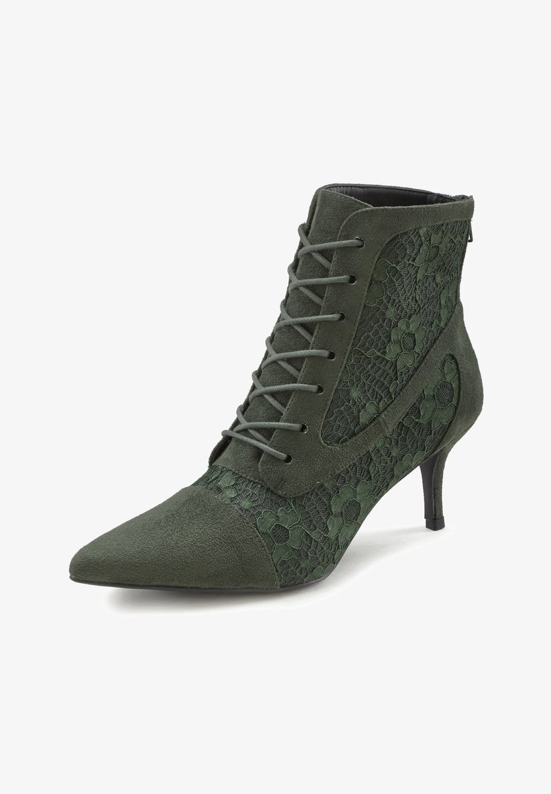 Bottine en daim vert avec détails en dentelle, bout pointu, laçage avant et talon fin. Motif floral texturé sur les côtés.
