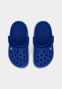 Ζευγάρι μπλε Crocs χωρίς κορδόνια με οπές αερισμού και ρυθμιζόμενους ιμάντες στη φτέρνα, απεικονιζόμενα από πάνω σε λευκό φόντο.