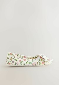Ballerine en tissu souple avec motif floral rose, vert et violet et un petit nœud sur le devant.