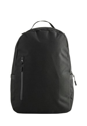 Mochila negra con un bolsillo vertical con cremallera en la parte frontal, bolsillos laterales y una asa superior sobre un fondo blanco.