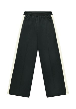 Zwarte wijde pantalon met witte strepen aan de zijkant en een elastische tailleband, met voorzakken aan beide kanten.