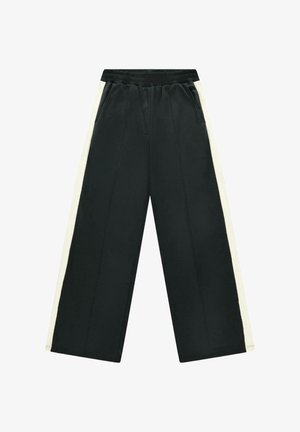 Zwarte wijde pantalon met witte strepen aan de zijkant en een elastische tailleband, met voorzakken aan beide kanten.
