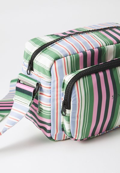 Bolso a rayas con colores verde, rosa y azul. Hecho de una tela suave con dos compartimentos con cremallera y una correa ajustable.
