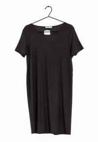 Meko musta ribattu t-paitamekko lyhyillä hihoilla, pyöreällä pääntiellä ja suoralinjaisella leikkauksella, roikkuu mustassa koukussa valkoista taustaa vasten.