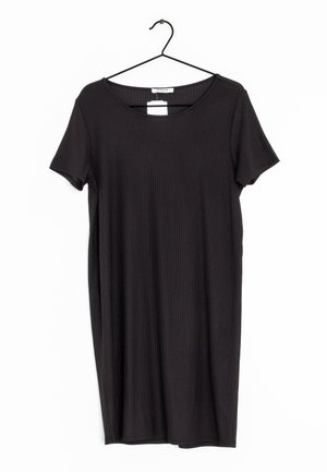 Robe T-shirt noire à côtes avec des manches courtes, encolure ronde et coupe droite, suspendue à un crochet noir sur un fond blanc.