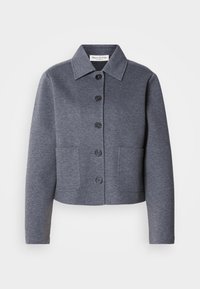 Casaco cinza, cortado, feito de um material suave, com um colarinho, seis botões frontais e dois bolsos laterais.