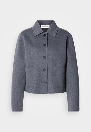 Harmaa, lyhyt takki, joka on valmistettu pehmeästä materiaalista. Takissa on kauluspäällyste, kuusi etupainiketta ja kaksi sivutaskua.