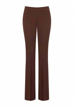 Pantaloni marroni svasati realizzati in tessuto liscio. Presentano pieghe frontali e una vita aderente. Progettati per una silhouette su misura.