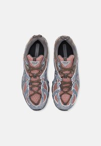 Scarpe sportive in mesh rosa e grigio, con una superficie testurizzata, punta arrotondata, lacci robusti e soletta imbottita.