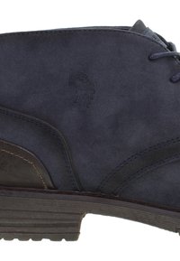 Stivali alla caviglia da uomo in suede blu navy con punta rotonda, tacco in marrone scuro a contrasto e dettaglio del logo impresso di lato. Superficie testurizzata e chiusura con lacci.