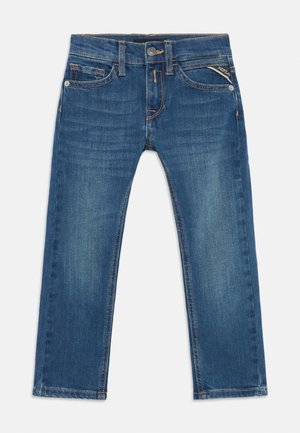 Blå denim jeans med forlommer, bæltestropper, knaplukning og let falmet effekt på lårene, lagt fladt på en hvid baggrund.