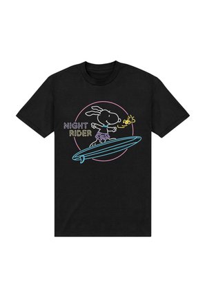Schwarzes T-Shirt mit Neon-Design von Snoopy, der auf einem blauen Surfbrett surft, lila Shorts trägt, mit Woodstock, der in der Nähe fliegt, und dem Text "Night Rider".