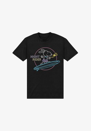 Schwarzes T-Shirt mit Neon-Design von Snoopy, der auf einem blauen Surfbrett surft, lila Shorts trägt, mit Woodstock, der in der Nähe fliegt, und dem Text "Night Rider".