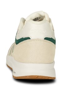 Baskets beiges avec accents en suède vert, maille texturée et détails en cuir. Elles présentent une semelle intermédiaire blanche et une semelle extérieure en caoutchouc gomme.