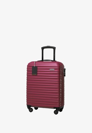 Hartschalen-Handgepäckkoffer in tiefem Burgunderrot mit gerippter Textur, schwarzem Griff, vier drehbaren Rädern und einem angehängten Gepäcktag.