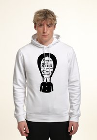 Bílá mikina s kapucí vyrobená z bavlny, se černým grafickým designem obsahujícím složitý text a siluetu postavy na přední straně.