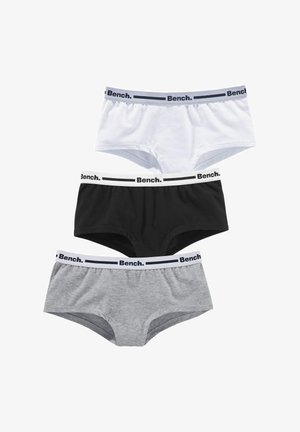 Tři páry spodního prádla Bench: bílé, černé a šedé. Měkká bavlněná směs, střední výška, elastické pásky v pase s logem.