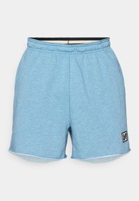 Gaiši zili sporta šorti, izgatavoti no mīksta auduma ar elastīgu jostasvietu, ar mazu logotipa pūci un izliekumu apakšmalā.