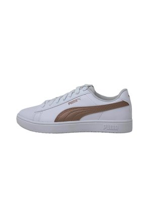 Białe sportowe sneakersy z jasnobrązowymi akcentami, syntetyczna cholewka, sznurowanie, wyściełany kołnierz i teksturowana gumowa podeszwa.