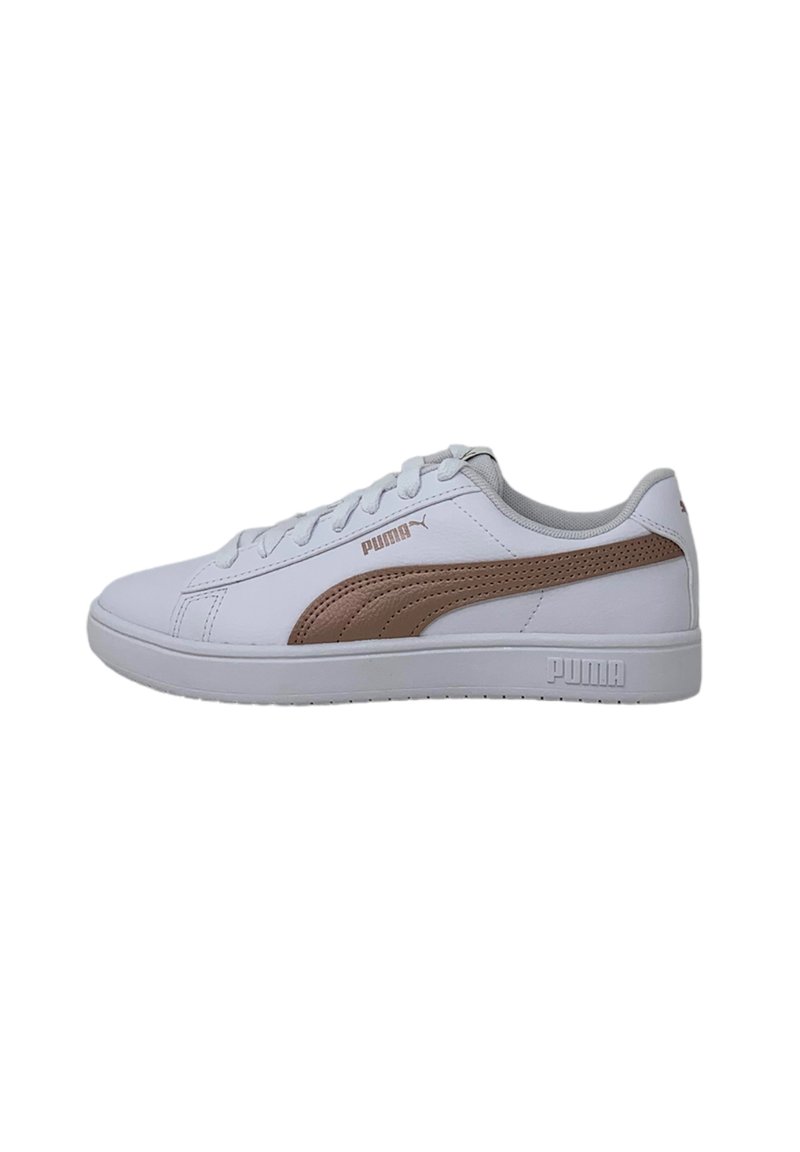 Białe sportowe sneakersy z jasnobrązowymi akcentami, syntetyczna cholewka, sznurowanie, wyściełany kołnierz i teksturowana gumowa podeszwa.