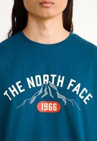 The North Face M VARSITY GRAPHIC RELAXED SS TEE - Triko s potiskem - midnight petrol