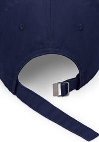 Marineblå baseballcaps med en strukturert design, med justerbar spenne i nakken og teksturet stoff. Subtile sømdetaljer synlige.