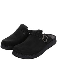 Zwarte suède clogs met een leren band en een metalen gesp. Voorzien van gestikte randen en een getextureerde buitenzool voor grip.