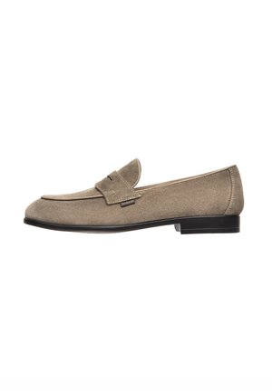 Mocassini in suede beige con punta rotonda e dettagli cuciti. Presentano un tacco basso nero e un design slip-on per una facile indossabilità.